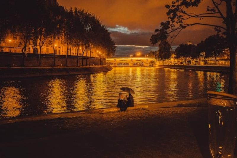 Une rue parisienne près de Notre-Dame de Paris au crépuscule, avec des lumières douces et une ambiance sereine